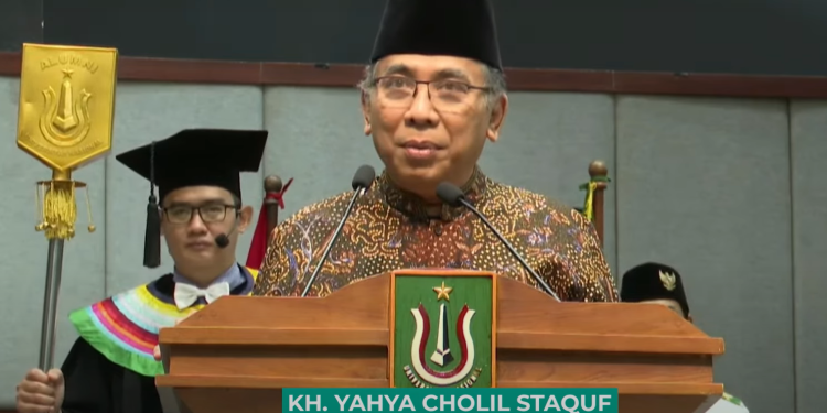 Gus Yahya memberikan pembekalan kepada wisudawan/wisudawati sarjana dan pascasarjana Unas. Foto: YouTube TVNU Televisi Nahdlatul Ulama.