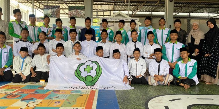 Foto: Santri Husada Madrasah Muallimin Hasyim As'ari bersama Tim Edukasi BST